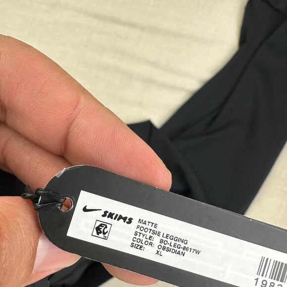 Nike x SKIMS Matte Footsie Grip Leggings in Obsidian Women XL - Picture 3 of 6